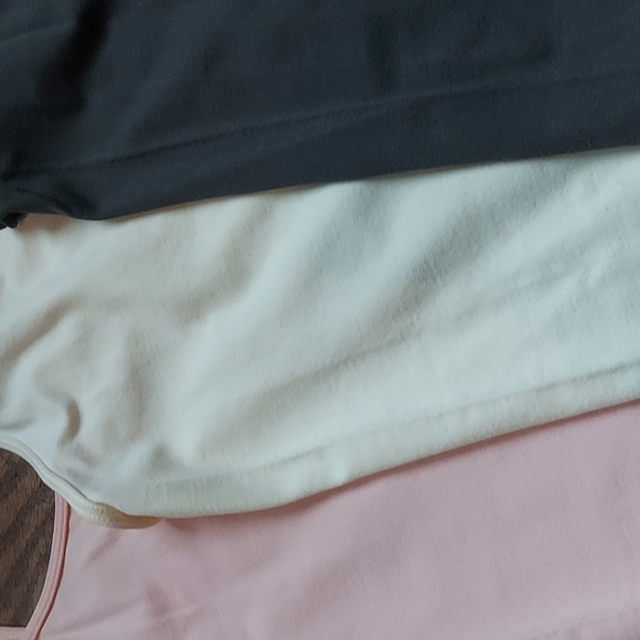 8 tank tops - Picture 5 of 9